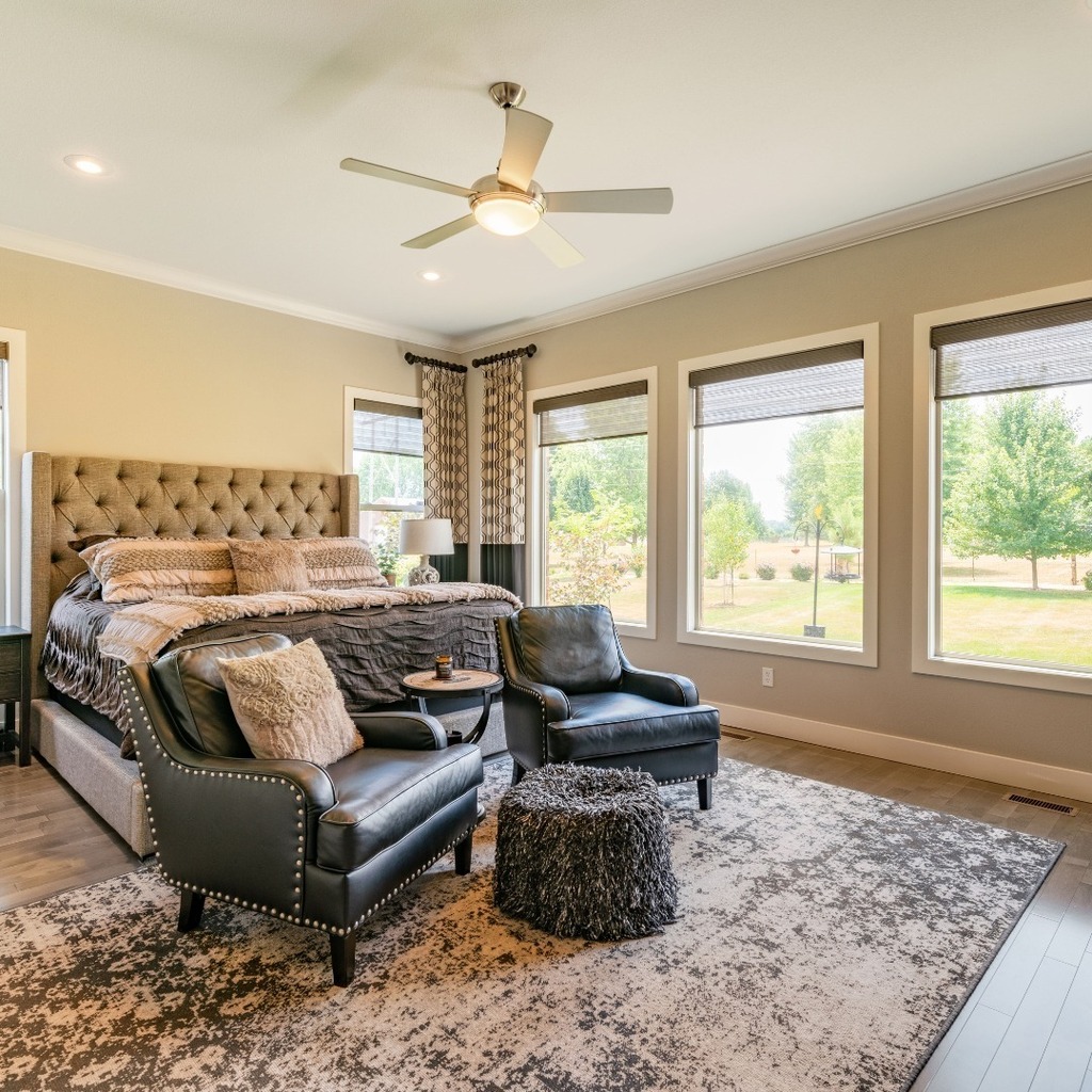 Looking to filter out light but keep the view? Then sheer roller shades are the perfect shade for you! Transform your space today by scheduling a free design consultation with Budget Blinds of North St. Petersburg. 📸: @budgetblindsofswmissouri
