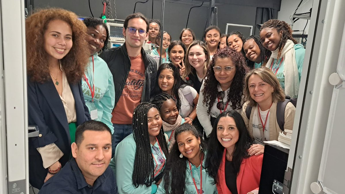 MincienciasCo's tweet photo. La #MisiónMITHarvard visitó el laboratorio del profesor Ronald García en el que junto a Fabián Pastrana, estudiante colombiano de doctorado en @MIT, se habló sobre cómo las mediciones de precisión en la ciencia nuclear ayudarán a comprender el origen de nuestro universo. https://t.co/ortnaV6umj