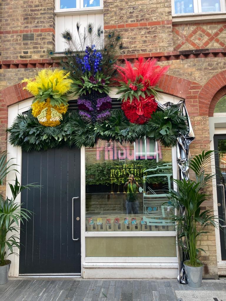 wazzo_m's tweet photo. Flowers do the talking #ChelseainBloom #RHS #Cadogan #Chelsea #Belgravia #Knightsbridge #Pimlico #FlowersinFilm Photos:DennisReed https://t.co/UahWAG29Jc