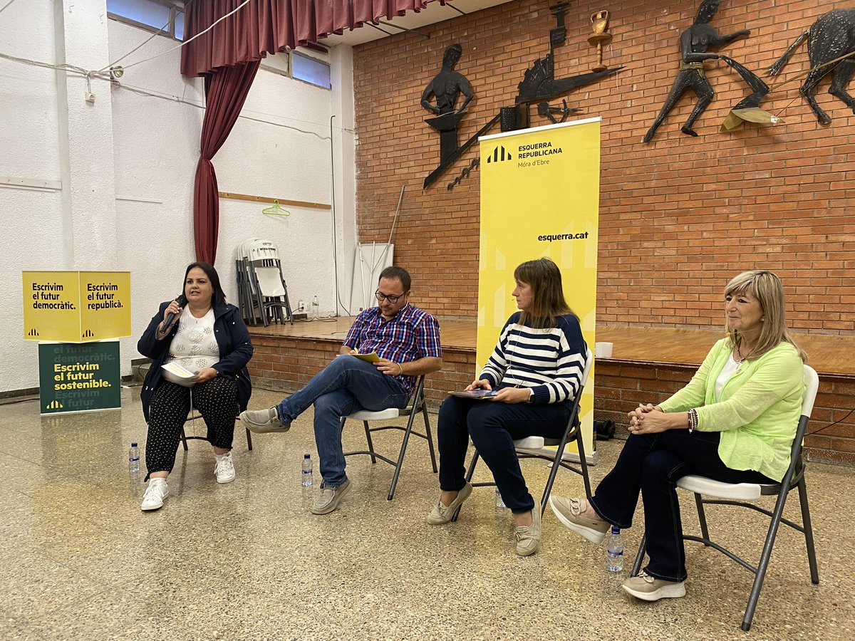 ERCmoradEbre's tweet photo. Imatges de l’acte “El futur de Móra a les teves mans” Dijous, dia 18 de maig us vam presentar el progrsma electoral. Recordeu, que se’l podeu descarregar aquí: https://t.co/BUnez8WSZW https://t.co/KwEuGW5Ly7