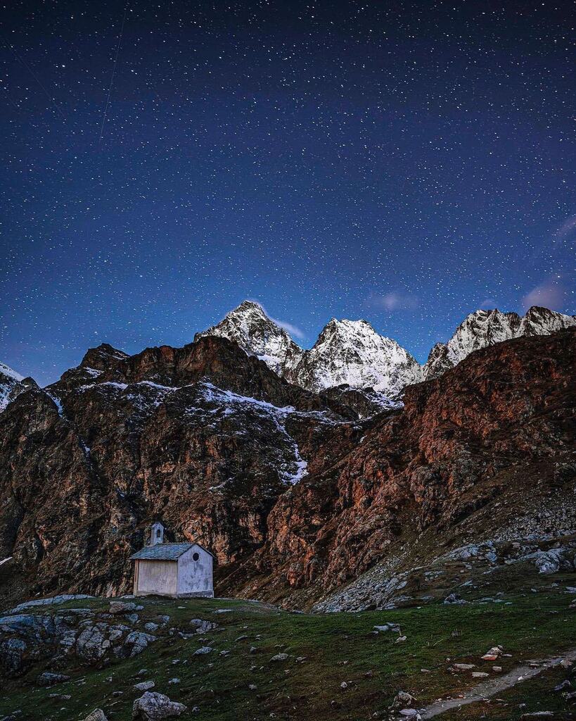 📍Pian della Regina
Per la rubrica #ScapesOfPiemonte, la cima del Monviso ancora imbiancata sotto un cielo stellato in questo scatto di @domeian_photography 

🔍selezionata da @mariarosacavallo 

#️⃣Usa #igerspiemonte, #ScapesOfPiemonte e tagga @igers_piemonte, le tue foto pot…