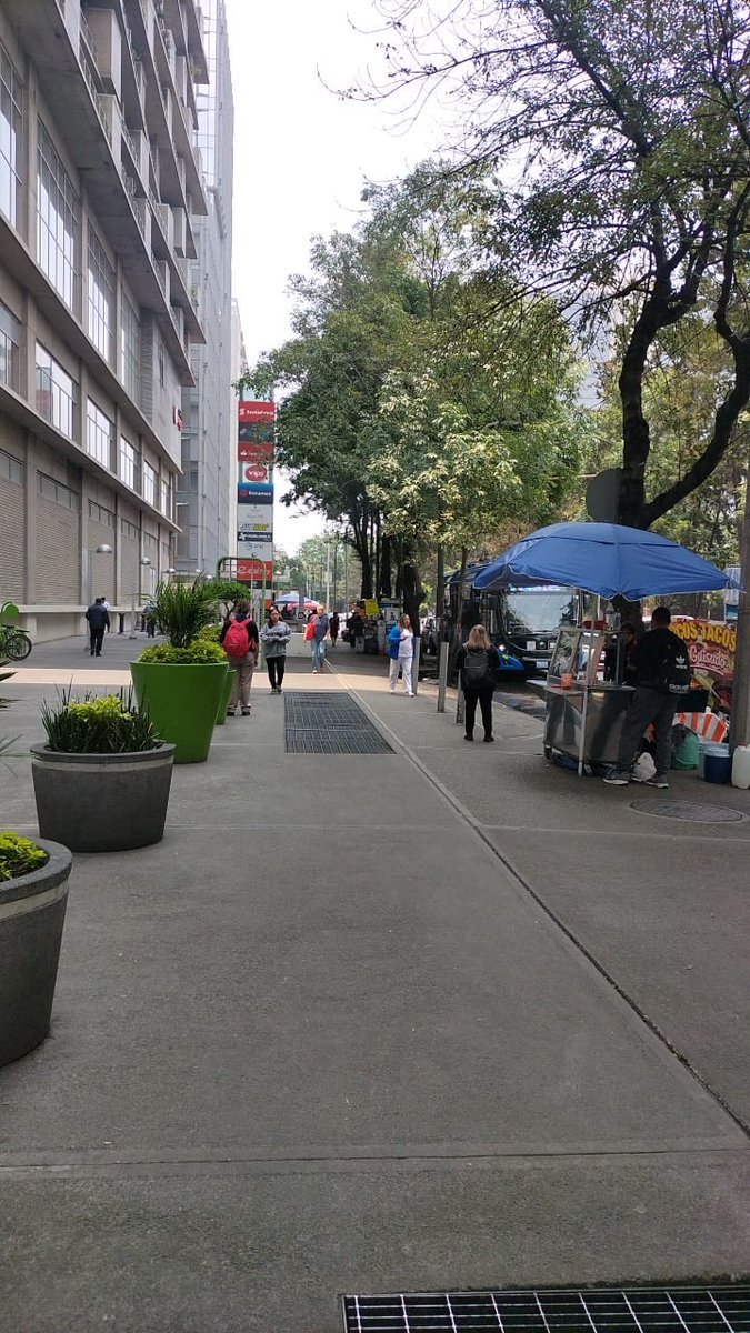 F1Parques's tweet photo. @laSEMOVI, @AlcaldiaMHmx, @SSPCMexico,@Claudiashein, @mauriciotabe, @SEDEMA_CDMX
Urgente 🚨 ‼️ 🚨Caso omiso por parte de la alcaldía, y las dependencias , en lago Alberto 320 no contamos con rondines de seguridad, puesto ambulantes en incremento y falta de luminarias. https://t.co/xnA8MsRZW2