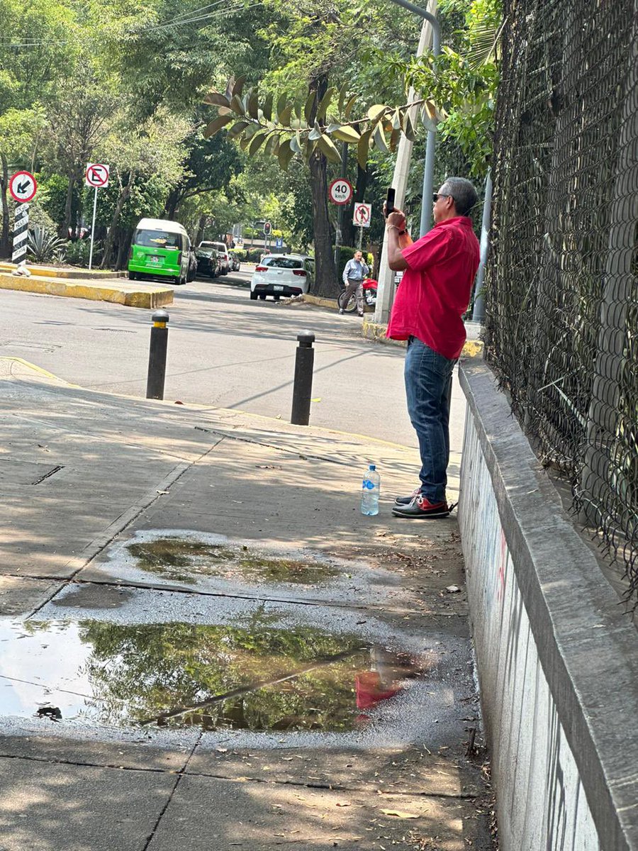 Alejandro_Pinha's tweet photo. Hoy en @movciudadanocmx teníamos un mensaje importante para la ciudadanía, pero el PRI, siendo el PRI, mandaron a sus golpeadores a amedrentar el evento. 

¿Tanto miedo tienen? https://t.co/2HpIyuo2yL