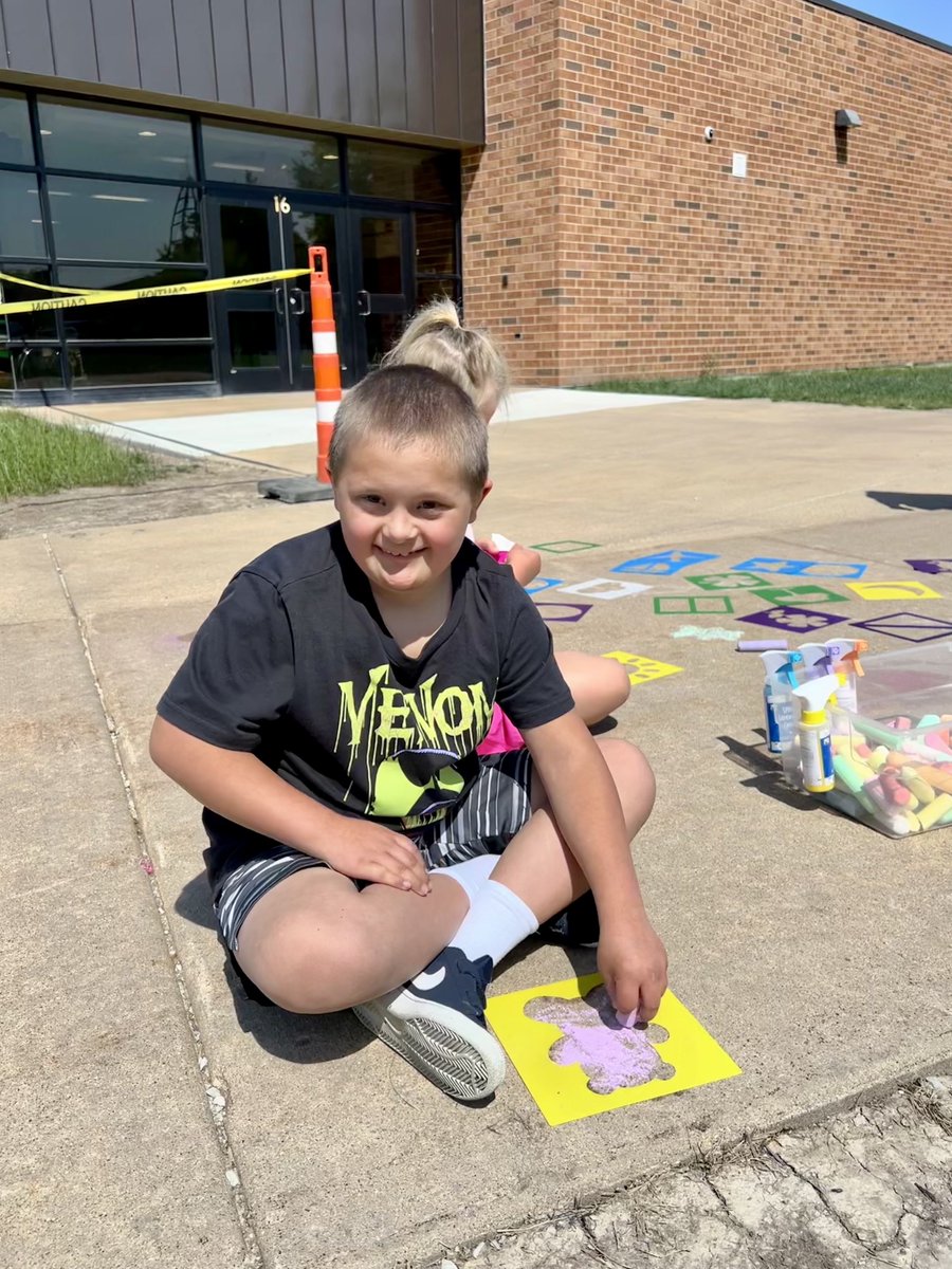 MrsAnnaWestphal's tweet photo. Today’s post-it special activity was sidewalk art! We used stencils, chalk and chalk spray to make fun designs on the sidewalk! @MrsHollyWright @Chelsea_Tigers @fsd157c https://t.co/48qx67Fusn