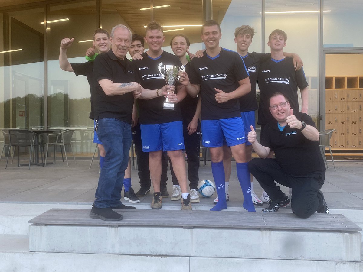 WRZVZwolle's tweet photo. Wij feliciteren zaalvoetbalteam ICT Dokter Zwolle met het behaalde kampioenschap in de 1e klasse van de maandagavond competitie! Op naar de hoofdklasse 🏆 #wrzvzaalvoetbal #wrzv #zwolle https://t.co/y8XNUDoAn1