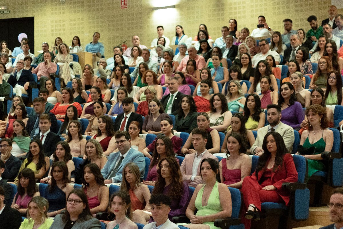 f_humanidades's tweet photo. 👩🎓👨🎓 El viernes celebramos la graduación del alumnado del Grado en Traducción e Interpretación inglés, promoción 2019-2023. ¡Enhorabuena! +Info: https://t.co/G2Wc9dB5QA #egresadosUPO #TraduccióneInterpretación #Tei #Teiinglés #HumanidadesUPO #SoydelaUPO https://t.co/2FpBiF8Nps