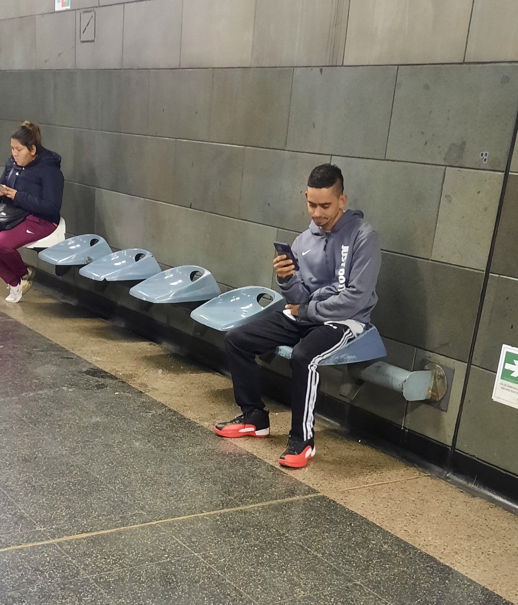 DanielPerezF's tweet photo. Flaites como éste, votantes de Boric, entran gratis al metro provocando que el resto de nosotros tengamos que pagar un pasaje más caro. A ver si lo hacemos viral al chucha de su M......
Estación del metro Plaza de Armas https://t.co/uzBstrUQYK