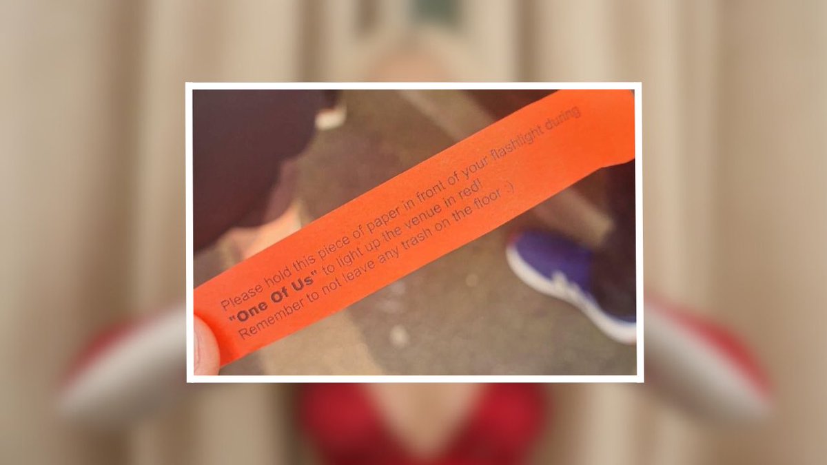 amaxlive's tweet photo. 🚨| NOVIDADE!! Através de um fã que estará presente no show da Ava hoje à noite (22), recebemos a notícia que estavam distribuindo papéis vermelhos para alterar a cor da luz do flash dos celulares, que possivelmente serão acendidos durante a apresentação de “One Of Us”. https://t.co/7oTS4oBdDQ