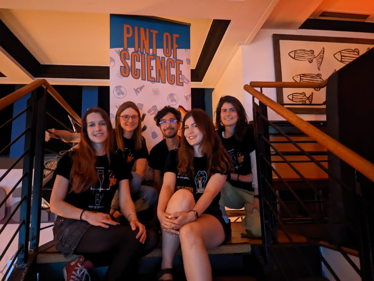 Franziska Sattler-Morrison, M.Sc. (@ohyeahfranzi) on Twitter photo That's a wrap for Day 1 of <a href="/pintofscienceDE/">Pint of Science Germany e.V.</a> #Berlin ❤️🍺
Thanks to this amazing dream team who went above and beyond this year!
pintofscience.de/team/Team%20Be…
📷 <a href="/viola_hollek/">Viola Hollek</a>
#pint23 #pint23DE That's a wrap for Day 1 of <a href="/pintofscienceDE/">Pint of Science Germany e.V.</a> #Berlin ❤️🍺
Thanks to this amazing dream team who went above and beyond this year!
pintofscience.de/team/Team%20Be…
📷 <a href="/viola_hollek/">Viola Hollek</a>
#pint23 #pint23DE