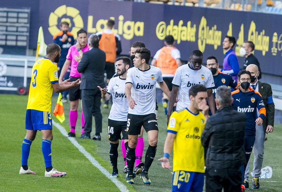 Alimane_vcf's tweet photo. Ya pasó, el VCF abandonó el césped y se fue a los vestuarios pero fue AMENAZADO de que si no volvía, le darían el partido por perdido 3-0. 
Pero ahí no interesó montar el circo mediático porque el afectado fue Diakhaby y se le llamó mentiroso mientras se protegía al racista. https://t.co/yq6QJMIbRY