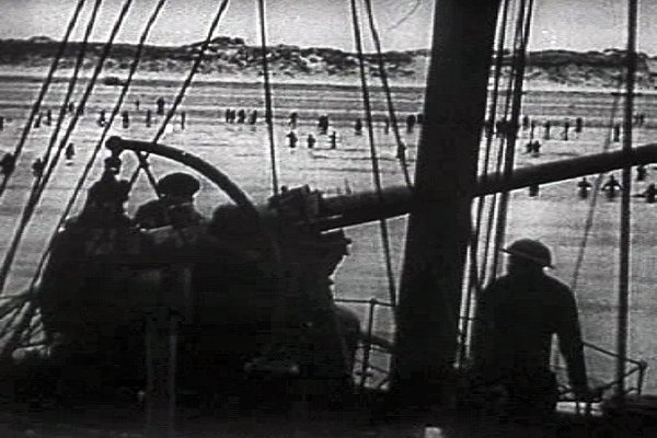 MilHistNow's tweet image. RIGHT NOW in 1940, the evacuation of #Dunkirk is underway. Operation Dynamo will run for eight days and save 338,000 Allied soldiers.
