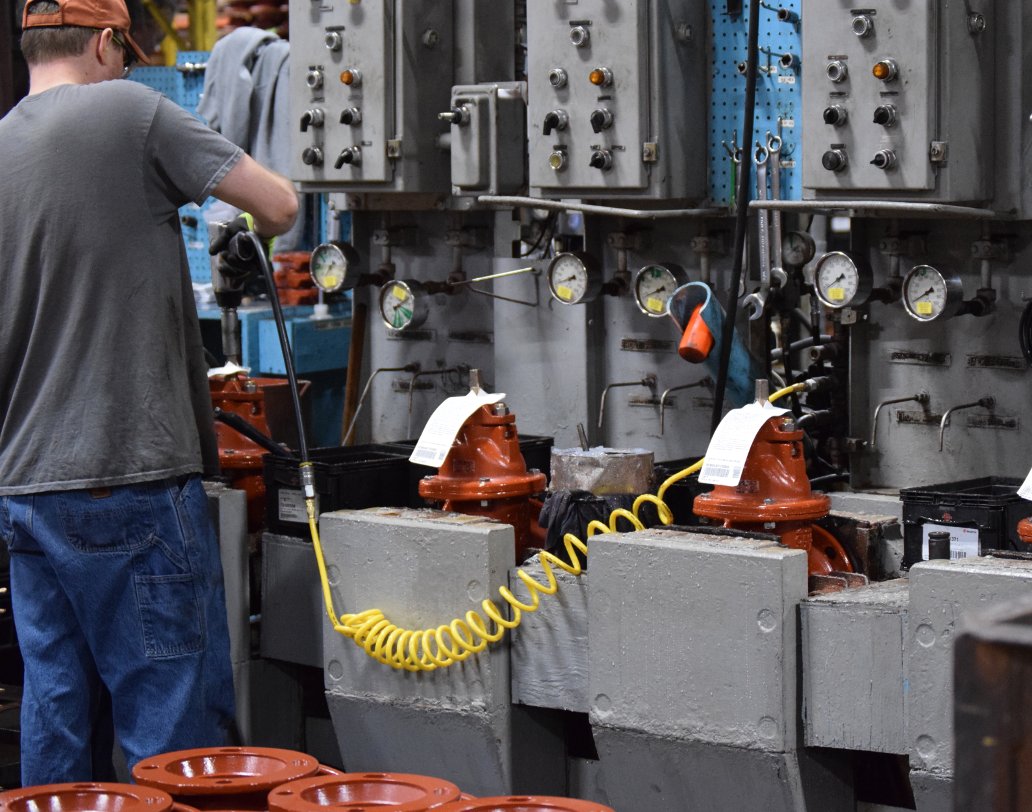 Clow Valve manufactures all its ductile iron valve and hydrant products right here in the USA with the help of American workers. bit.ly/3OsNipN