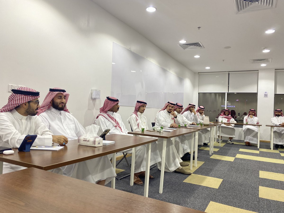 أمسية محاسبية بإمتياز✨
ازدانت بحضور كوكبة رائعة من المحاسبين والمحاسبات من مختلف القطاعات والتخصصات في المنطقة الشرقية👌

نقاش مفتوح وجميل وتجارب ثرية 👏👏

بناء على اقتراح الزملاء بإذن الله ستستمر هذه اللقاءات وستكون تخصصية وتجمع المهتمين في مختلف المجالات 

شكر خاص لك من حضر🙏