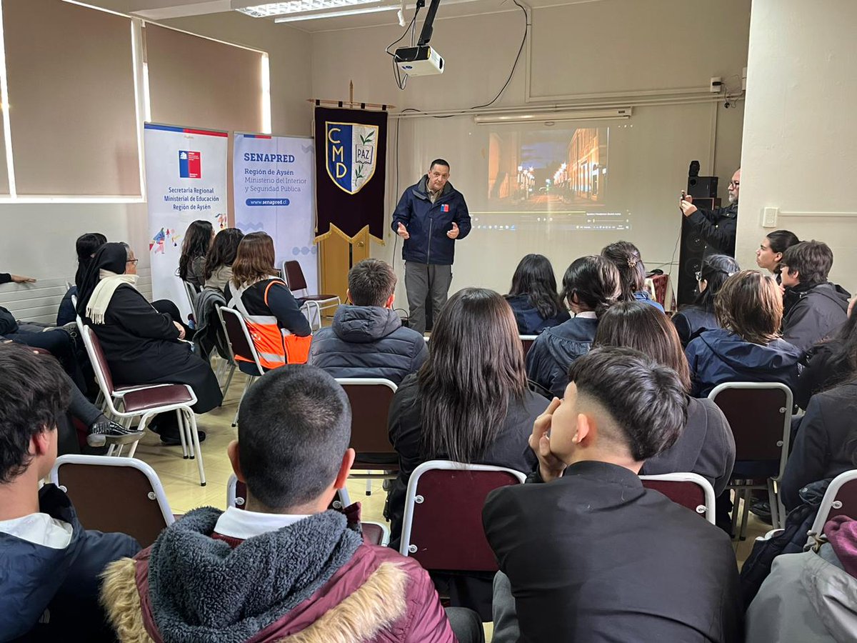 Senapred's tweet photo. #SENAPREDAysén junto a la #SEREMI de #Educación y la Directora Regional Sur de @Sernageomin visitaron el Colegio Mater Dei de #Coyhaique en el marco de una actividad conmemorativa del Día Nacional de la Memoria y Educación sobre Desastres Socio-Naturales. https://t.co/jp1PHOuzu0