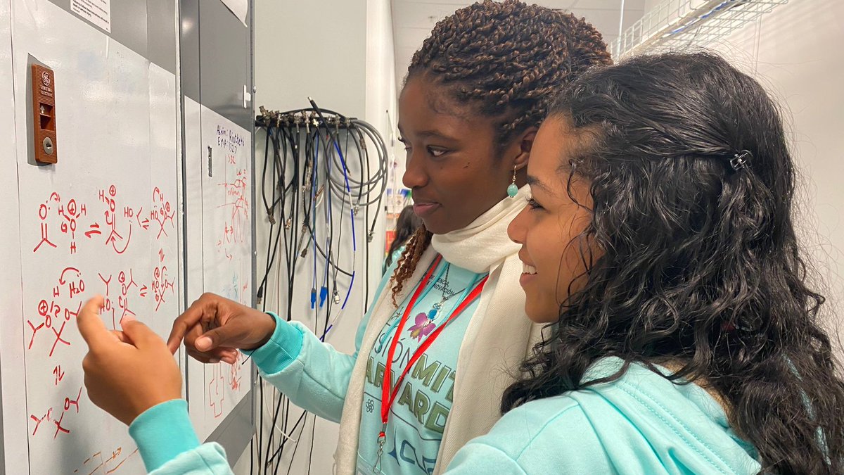 MincienciasCo's tweet photo. La #MisiónMITHarvard visitó el laboratorio del profesor Ronald García en el que junto a Fabián Pastrana, estudiante colombiano de doctorado en @MIT, se habló sobre cómo las mediciones de precisión en la ciencia nuclear ayudarán a comprender el origen de nuestro universo. https://t.co/ortnaV6umj
