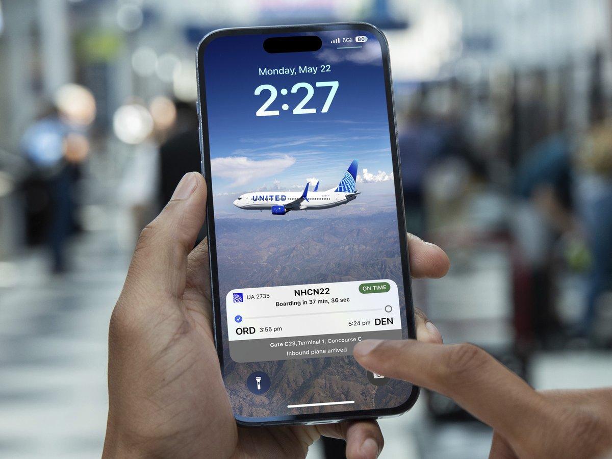 AeronewsGlobal's tweet photo. 1/ @united becomes first U.S. airline to add Live Activities for 14 Pro / 14 Pro Max, giving pax real-time access to their boarding card, gate, seat number, countdown clock to departure time on their Lock Screen or while unlocked in Dynamic Island, without opening United app. https://t.co/67XiTNHudH