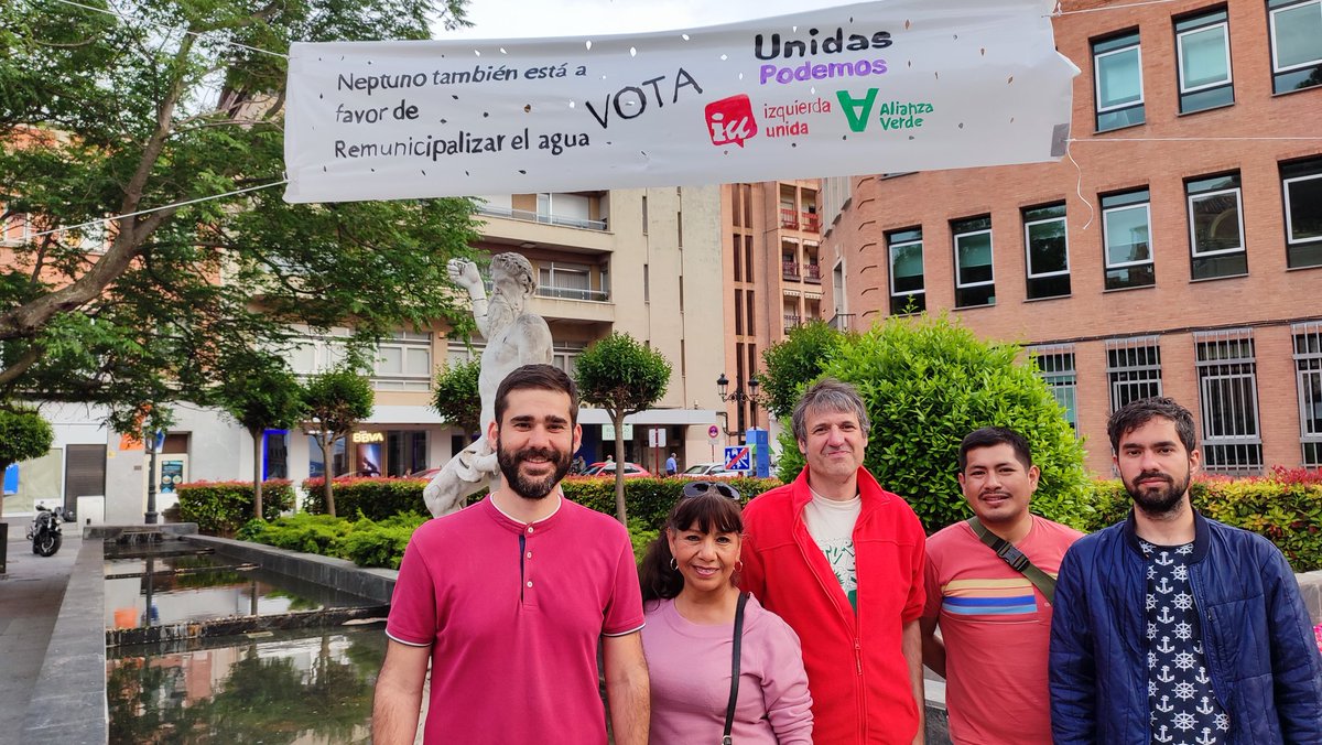 Hoy ha sido día de pancartas caseras, y según parece ser en la plaza del Jardinillo, Neptuno opina, que el también está a favor de remunicipalizar el agua de Guadalajara. 😅