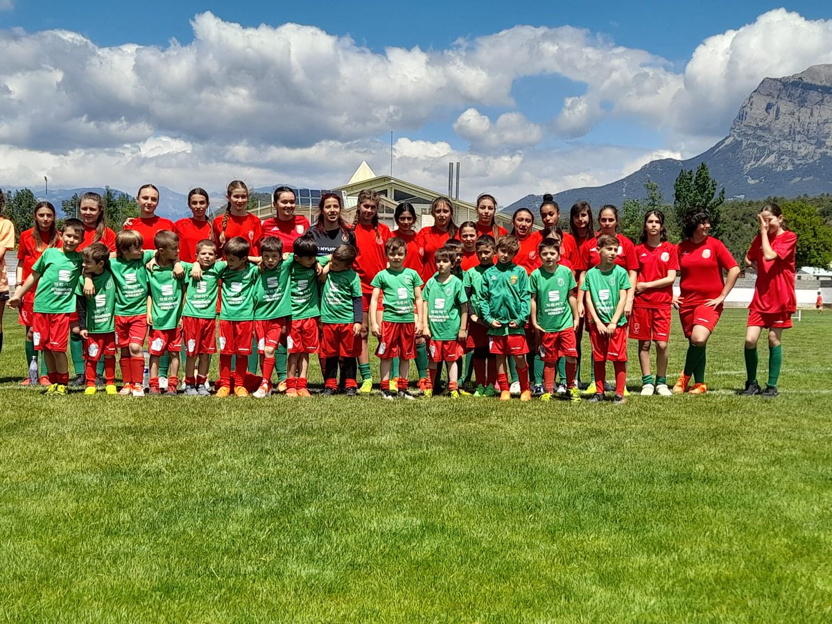 El finde pasado nuestros peques de la escuela y las más peques del femenino estuvieron disfrutando de un gran torneo en Aínsa! ⚽️