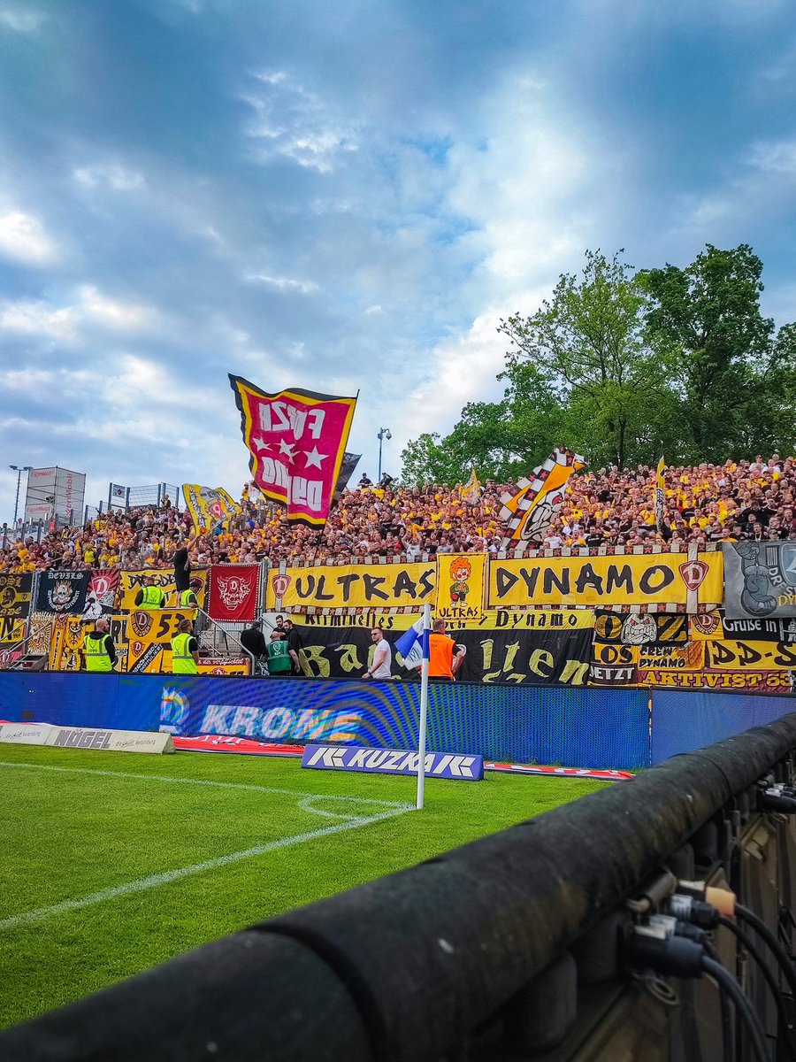 Was für ein Desaster! Auch wenn jetzt alle Köpfe hängen, bitten wir euch trotzdem wieder darum, unseren Auswärtsfragebogen auszufüllen. 

👉 fanprojekt-dresden.de/spieltag/auswa…

Danke und kommt gut nach Hause!
#sgd1953 #dynamodresden #fans #svmsgd #dresden