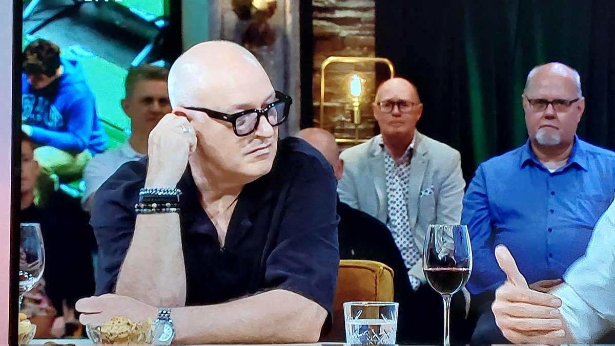 Waarschijnlijk zit Gijp al met zijn gedachten bij morgen, 
"s middags even boodschappen doen daarna een tukkie doen op de bank"

Geen enkele toevoeging deze avond.
😂😂😂😂 #vandaaginside