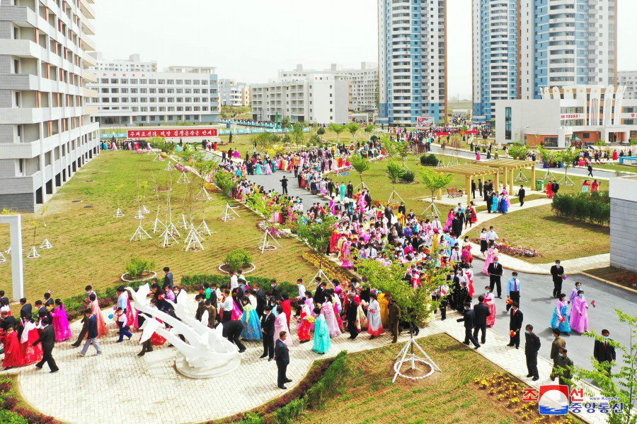 Başkent Pyongyang’ın Taephyong bölgesinde inşaa edilen konutların hak sahiplerine teslim edildiği  bir tören gerçekleştirildi. 
Bu haberler artık sıkıcı olmaya başladı biliyoruz ama savaşın üstünden 70 yıl geçti ve o dönem hızlıca yapılan evlerin yenilenmesi gerekiyor.