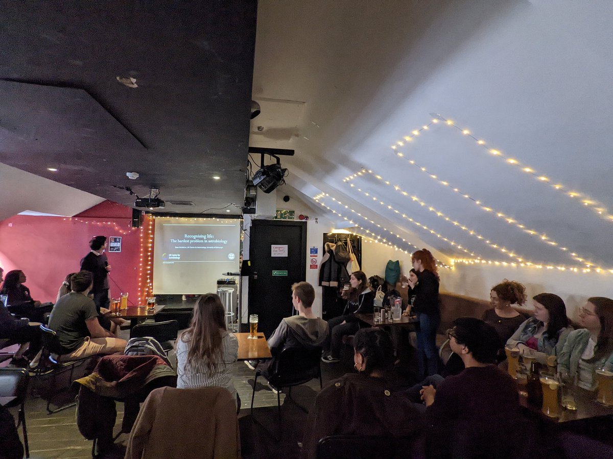 Kicking off Edinburgh's Atoms to Galaxies🌌 #pint23 events we have @SeanHMcMahon telling us how you would you even recognise alien life if it was staring you in the face 🦠
Beer apparently has a more complex biosignature than some microbial life so all may not be as you expect 🍺