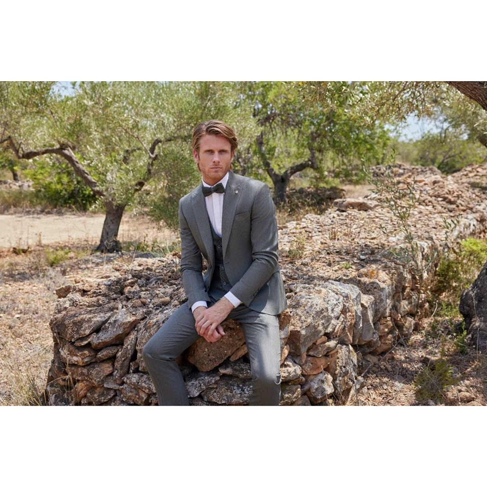 DNovios1's tweet image. La Colección Feel está basada en tejidos naturales, no sólo en lana, sino en otros como el lino, el hilo, el algodón,... Para que su textura se ligera y se adapte a los días de boda más calurosos.
#robertovicentti2023 #RV2023 #bodas2023 #bodasespaña #bodasvalladolid #bride