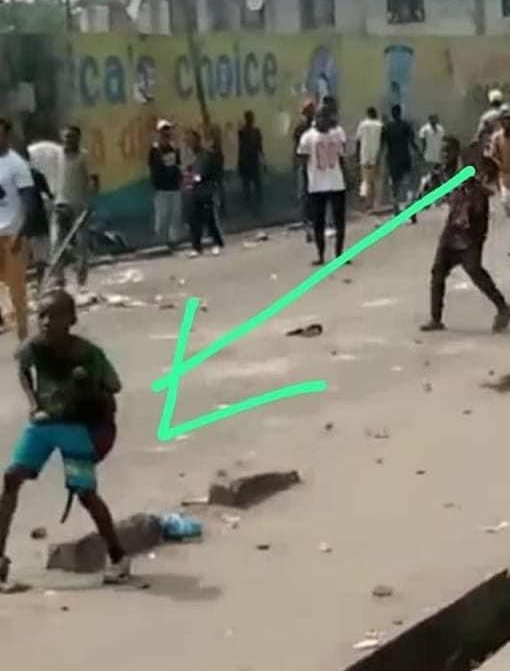 MuambaTresor1's tweet image. #RDC||🇨🇩
Après avoir visualiser la vidéo, je suis dépassé 😳
Un petit #monstre dans la peau d'un enfant.
Effectivement le PR @fatshi13 est le Père de la Nation, le Père des voleurs, des sorciers, des hommes honnêtes...
Bref l'enfant #délinquant doit répondre de ses actes #Kuluna.