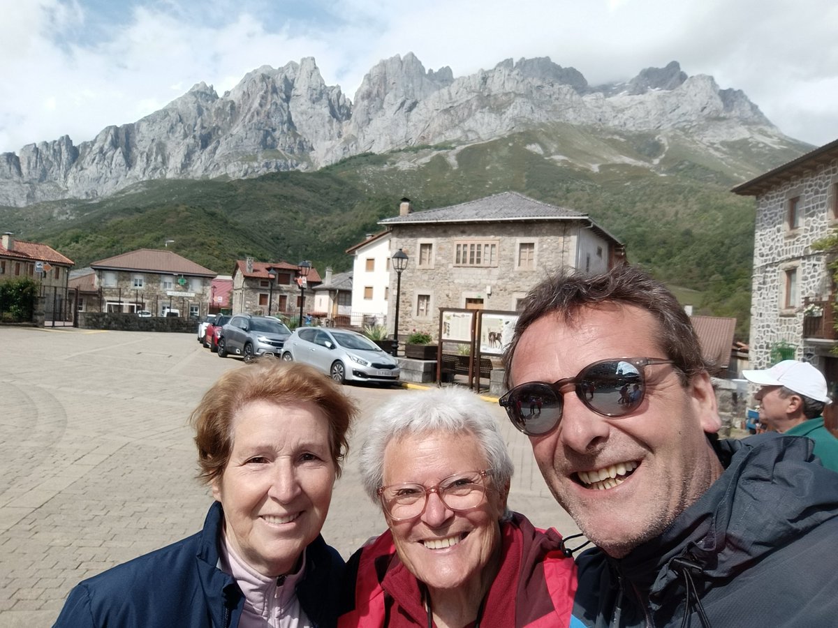 ADITECSOCIAL's tweet photo. Araceli y Lucía, ejemplo de tesón e ilusión, antes de comenzar nuestro particular Cares con la Comunidad Alternativa de #Paisajeros La semana que viene a atacar el #CaminodeSantiago Vamos chicas que podéis con todo!!! https://t.co/vot97Qu19i