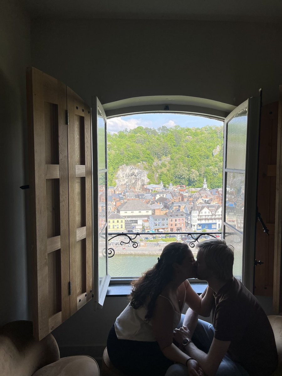 Qué increíble es vivir con alguien que te recuerda que eres un mar que no debe contenerse, que mira con fascinación tus bordes, tus volcanes y tus erupciones.