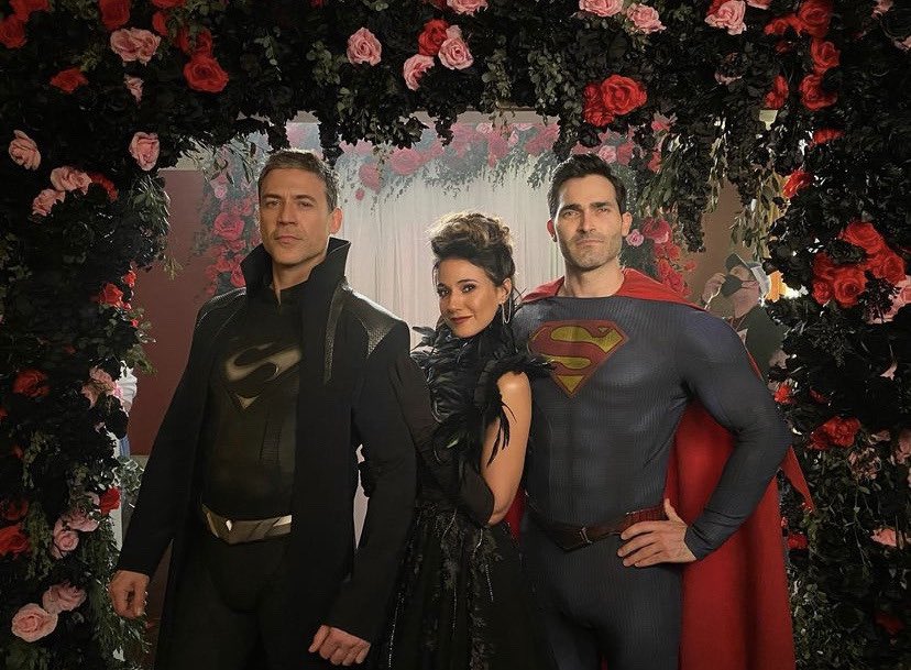 QnBee84's tweet photo. @fanexpoportland I can think of a few…😂😉 #ChaceCrwford #JensenAckles #TheBoys #SupermanAndLois #AdamRayner #EmmanuelleChrique #TylerHoechlin https://t.co/Lk2oYjtaP5