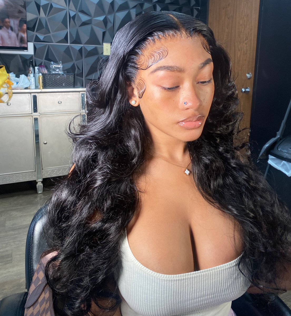shessoprettyy's tweet photo. Somehow my skin always clear up once I get my hair done https://t.co/FJrBICQPBx