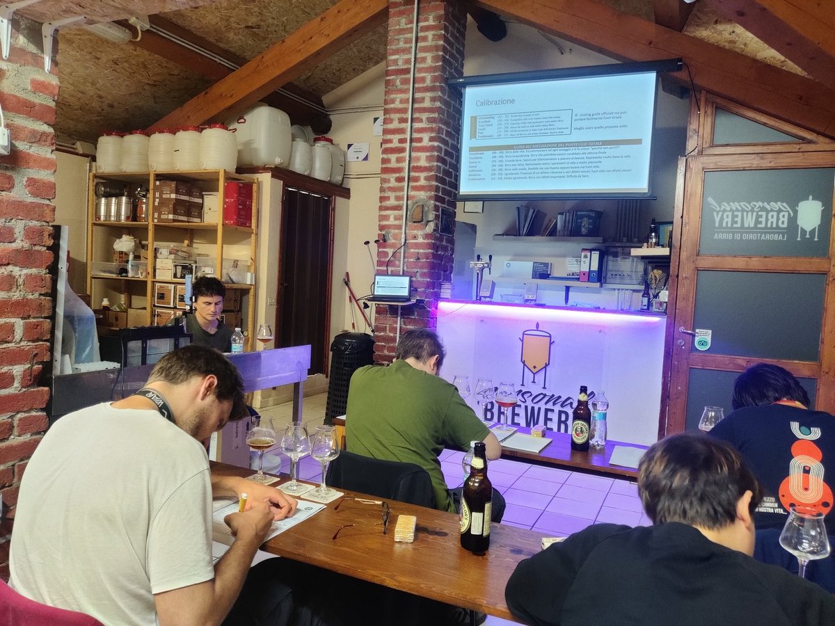 JorgeSpin's tweet photo. Stasera seconda lezione del corso di avvicinamento all'esame BJCP da @PersonalBrewer condotta da #Gianriccardo Corbo. Compilazione della scheda, parametri di valutazione ed esempi positivi e negativi. Veramente interessante! #CraftBeer #homebrew https://t.co/fdmQfRwTRt
