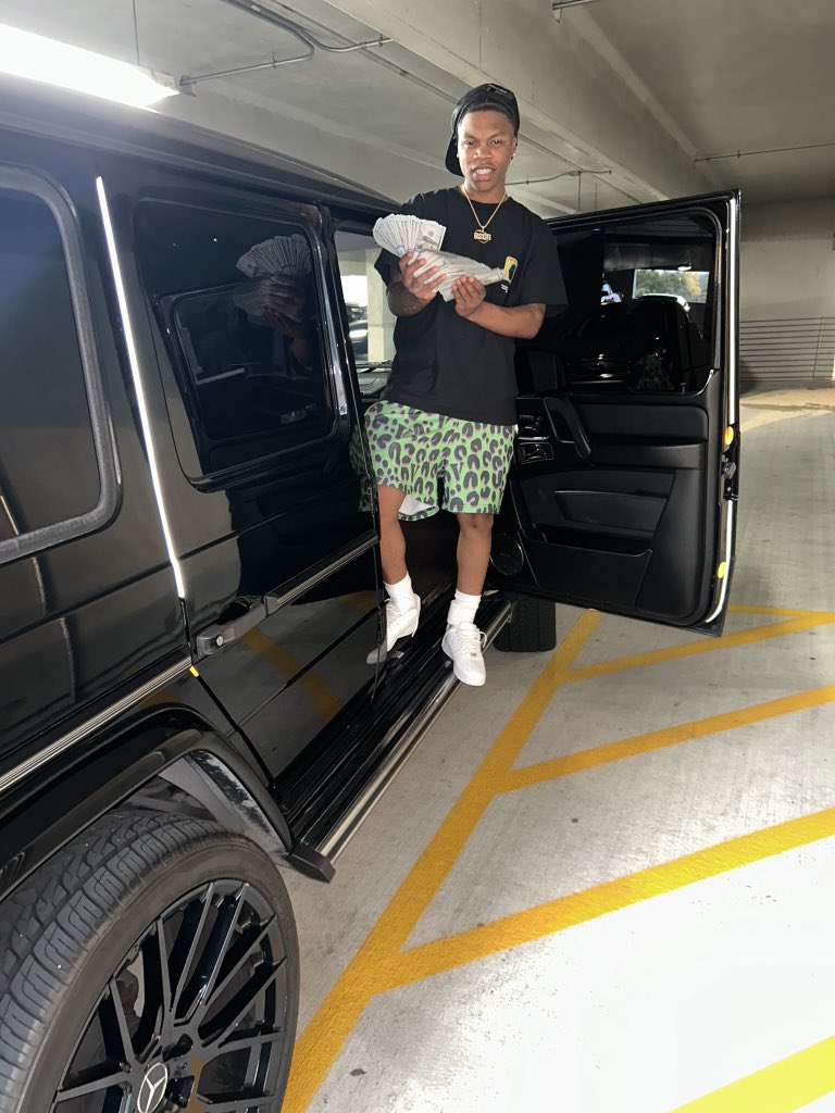 dopeboytrell1's tweet photo. Hope da coach ain’t mad 😤 I come thru da line &amp; fuck up a sacc 💯💰 https://t.co/FAd1UMRMxA