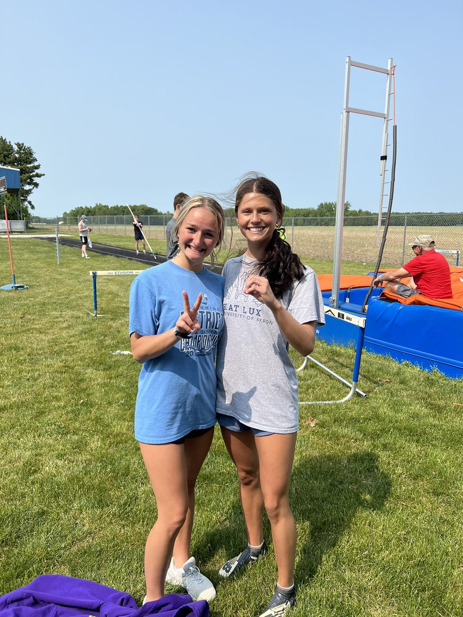 Couple of Speed Day PR's from <a href="/elianacozzie1/">Eliana Cozzie</a> and <a href="/KylaGarbe/">Kyla Garbe</a>! Both hit the 20mph mark in their 10m fly! 
#tshirtday 🐯⚡️🐯