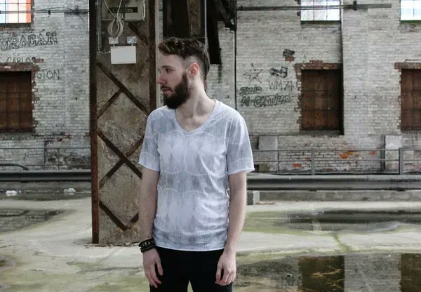 This all-over print V-neck tee is made from #Organic cotton and features an architecture-inspired print. Available only at buff.ly/3NLmC3d

#Menswear #MensStyle #mensfashion #streetstyle #printdesign #GraphicTee #madeinengland #architecture #PlasticFree