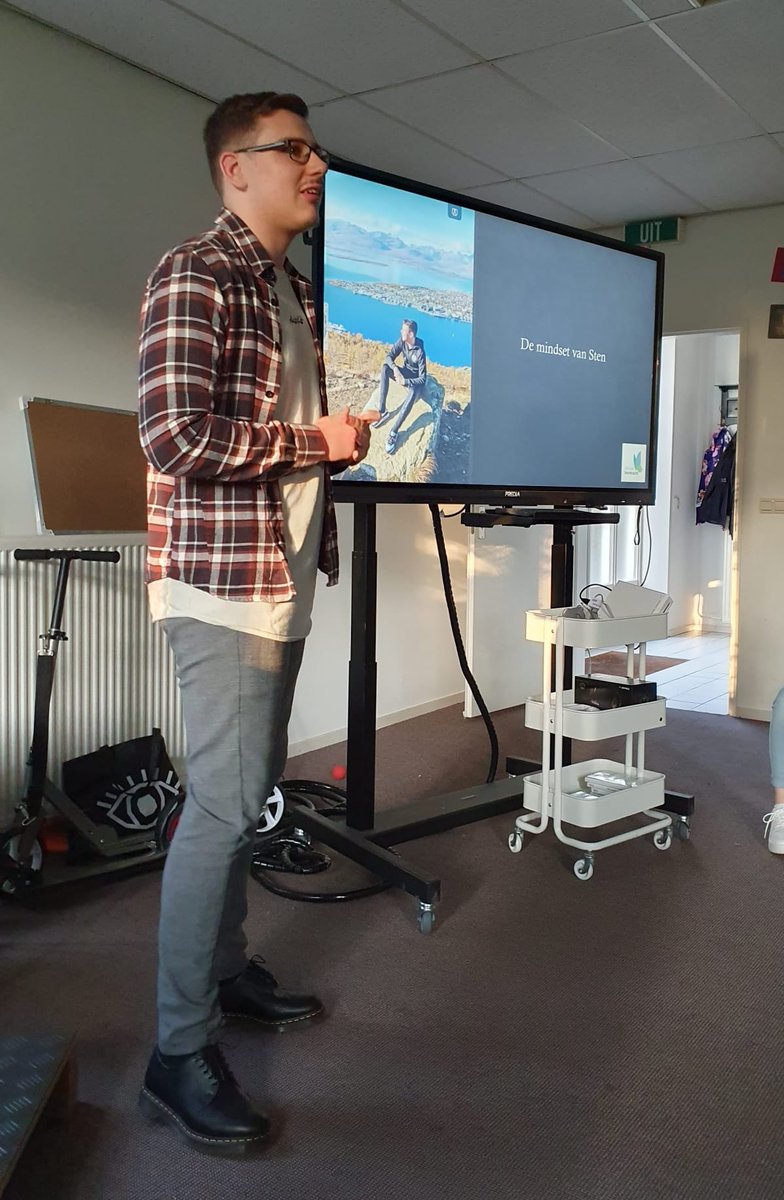 linawijs's tweet photo. Prachtige ouderavond met @Vlindernatasja en haar zoon Sten. Hoopvol verhaal waarin duidelijk wordt dat vertrouwen houden in je kind, mogen zijn wie je bent en doen waar je goed in bent(en leuk vindt) ook buiten de geijkte paden mooie dingen laat ontstaan ❤️ https://t.co/BRMAHStVKJ