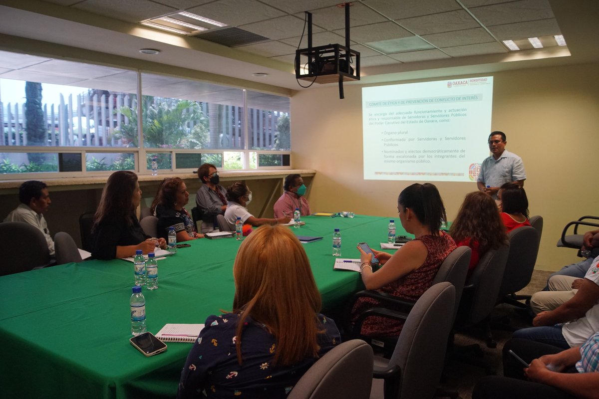 IAIMO_GobOax's tweet photo. El día de hoy el personal del #IAIMO  recibió capacitación en materia de "Ética y Prevención de Conflictos de Interés" impartido por personal de la @HonestidadOax de  con el fin de fortalecer y profesionalizar a su comité de ética.

#UnPuebloTransformandoSuHistoria https://t.co/tjy1JSYfxp