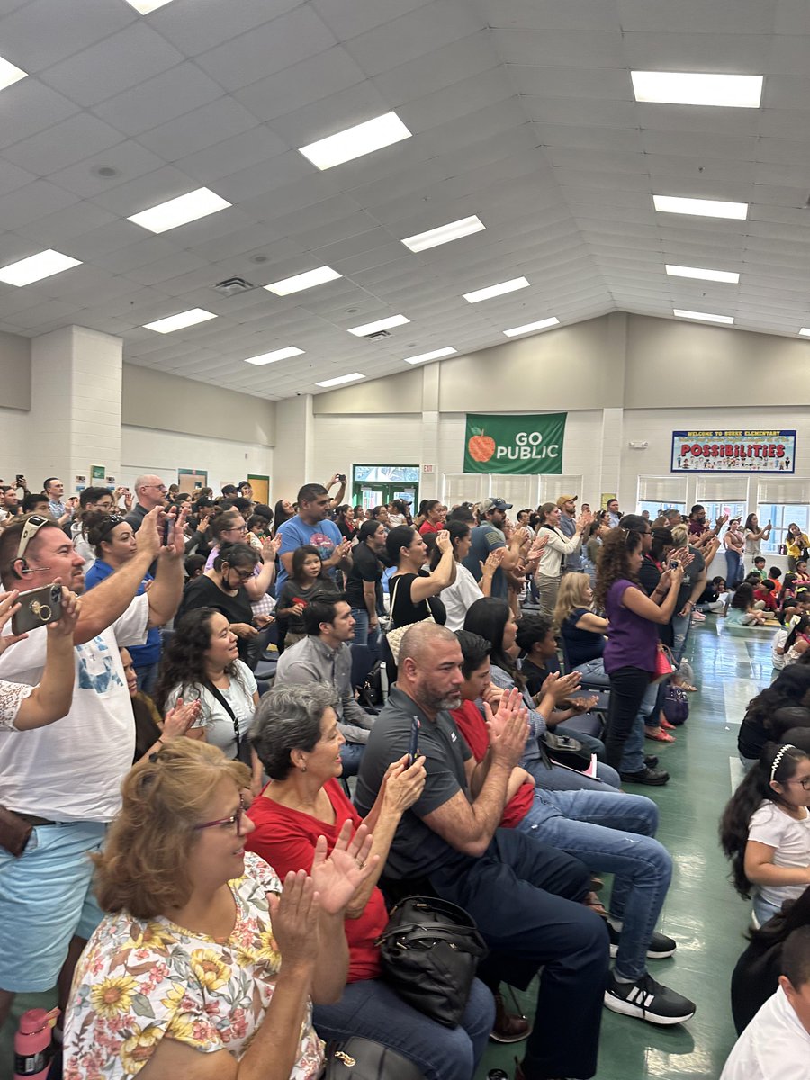 MaestraTobias's tweet photo. Como se dice photo dump? 😅Our very FIRST Burke Dual Language Showcase. What a night! Ross Mariachi, Dean Reeves, community partners &amp; our students shining! Our teachers received a standing ovation from our families porque Cultivando Bilingües is what we do at Burke! 💚🌻🌹🐻 https://t.co/EDeVBn7w4t