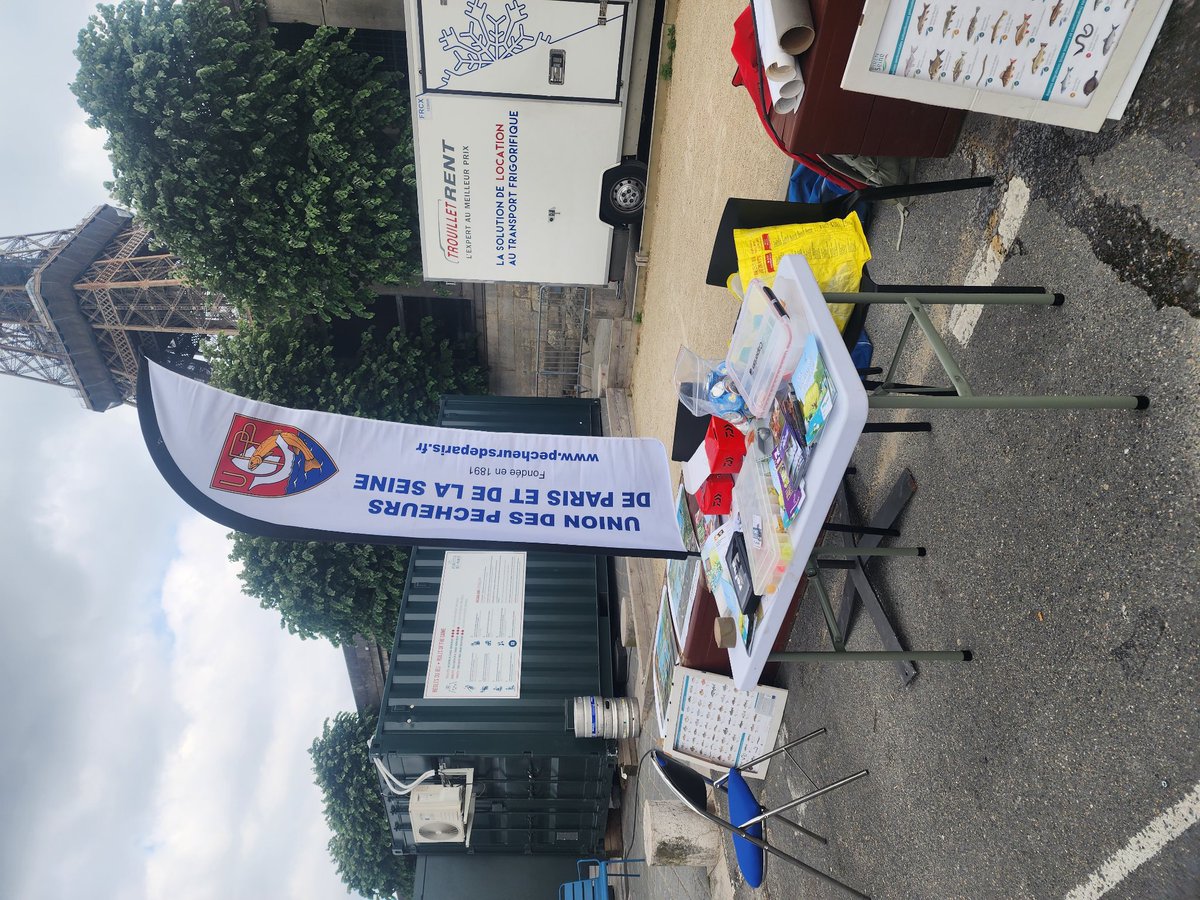 Bill Francois and other members of The Union of Fish of Paris and the Seine are here today with a fishing simulator to teach people about the importance of fishing to reduce overpopulation and types of fish in the Seine for Biodiversity Day. @CCSUinParis @CCSUJournalism