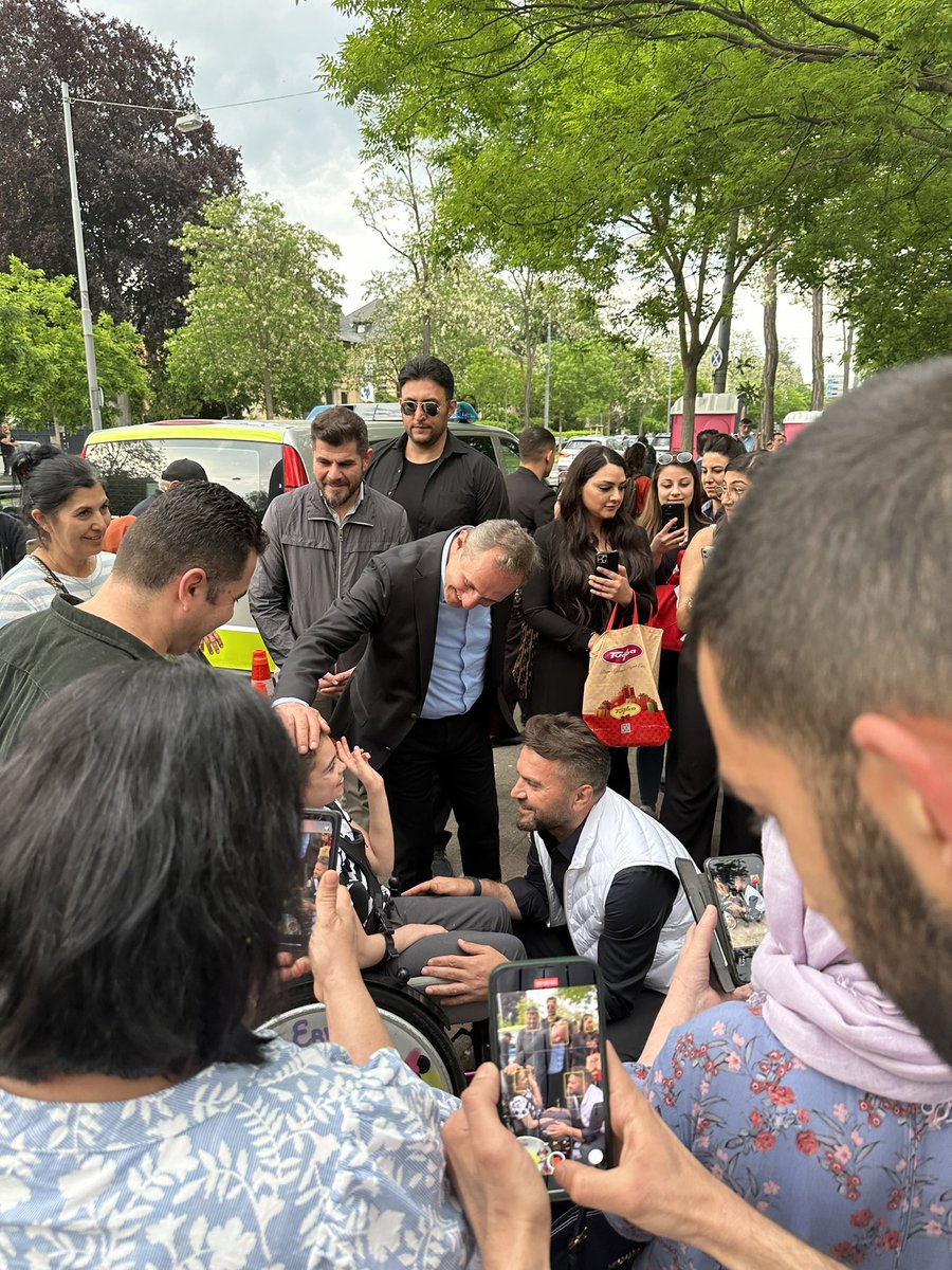 Avrupa’da tam bir karnaval var.. Türkler düğüne gider gibi bayram namazına gider gibi sandıklara koşuyor..
3 gündür 16 bölgeyi ziyaret ettik, 2 gün daha buralardayız.
Avrupalı Türklerin yazdığı destanı herkes o-k-u-y-a-c-a-k.!
