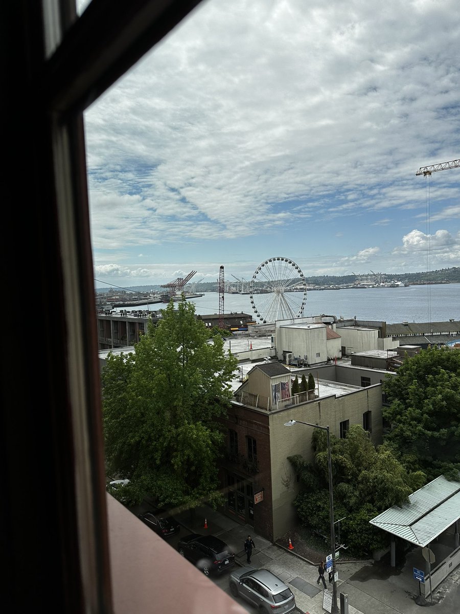 danardelean's tweet image. The sun is out in Seattle warming up everything for #MSBuild #goodweather #goodfood #GoodVibes #awesomecontent #oldfriends #newfriends the recipe for a perfect event