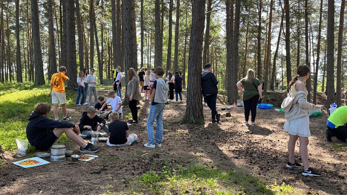 ProjectStop227's tweet photo. Outdoor activities in the woods.. 
#cooking #makingbracelets #campfire #windshelter #OutdoorClassroomDay https://t.co/rIK5415tOg