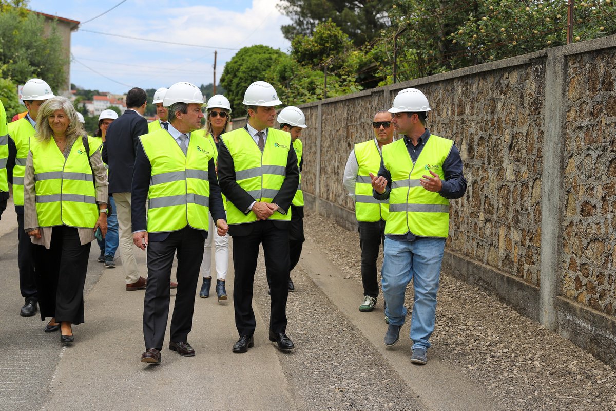 ambiente_pt's tweet photo. O #SEAmb, Hugo Pires, visitou hoje Figueiró dos Vinhos para a apresentação de investimento superior a sete milhões de euros. Desta verba, 6,75 milhões são para execução de redes de drenagem de águas residuais. Com o investimento, a cobertura de saneamento passa de 28% para 55%. https://t.co/a2aJ0yNolu