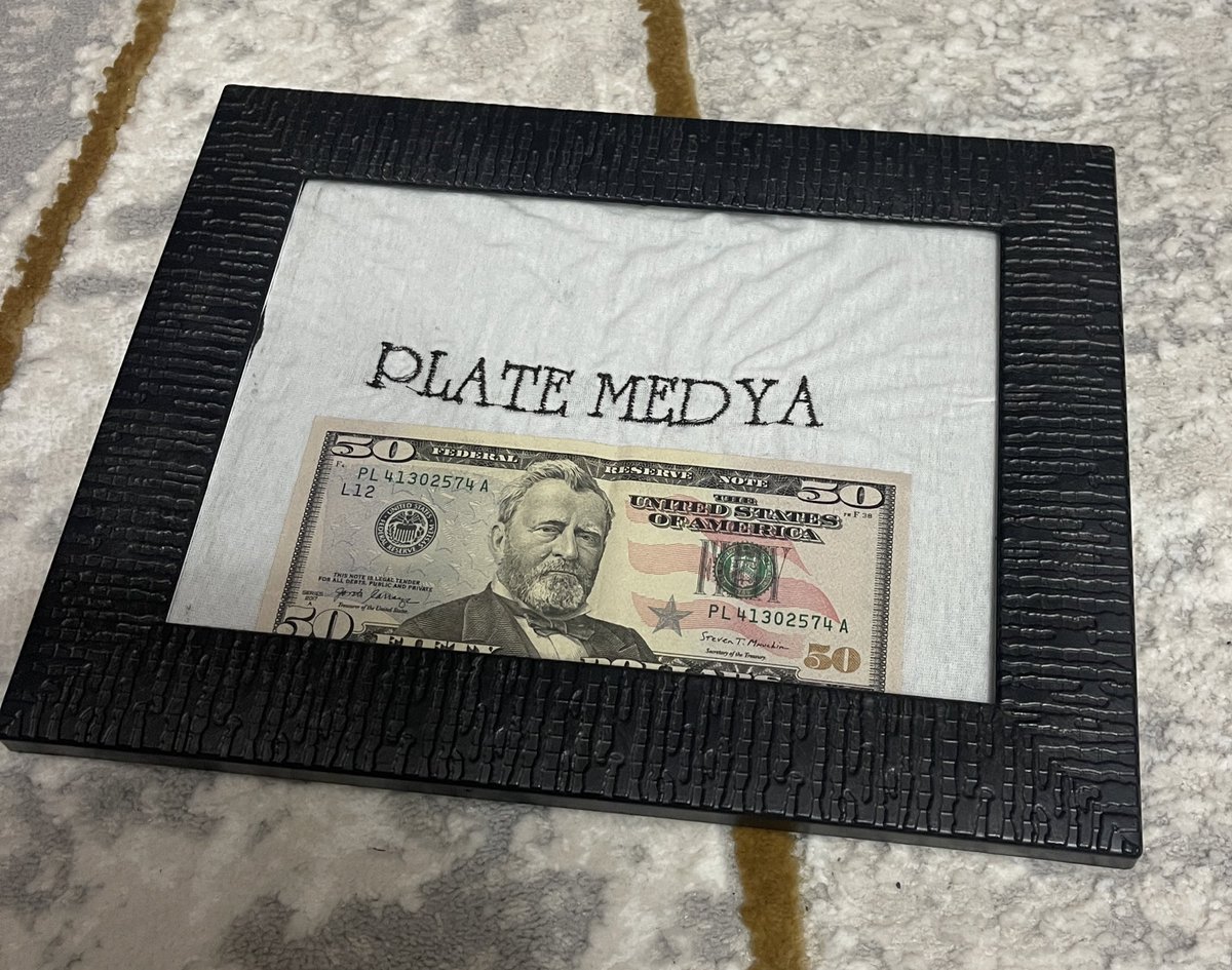 Medya üzerine iş yaparken Serkan abiyle yolumuz kesişti <a href="/sakarsu/">Serkan Akarsu</a> #etsy den yaptığım ilk 50 $ satışımı ve #Etsy sayesinde kazandığım ilk yatırım olan makinamlamda Kendi kurdugum Medya üzerine olan ismimi nakışa döktüm.saklamayı planlıyorum #etsy #eticaret #etsyseller #değer