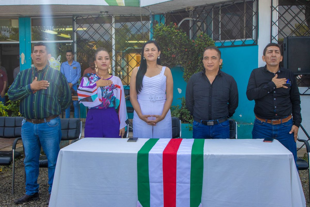 #LunesCívico 
En este acto cívico, la alcaldesa Lorena Cajas  dio muestras de unidad para romper barreras políticas y estrechar lasos de hermandad y de trabajo.