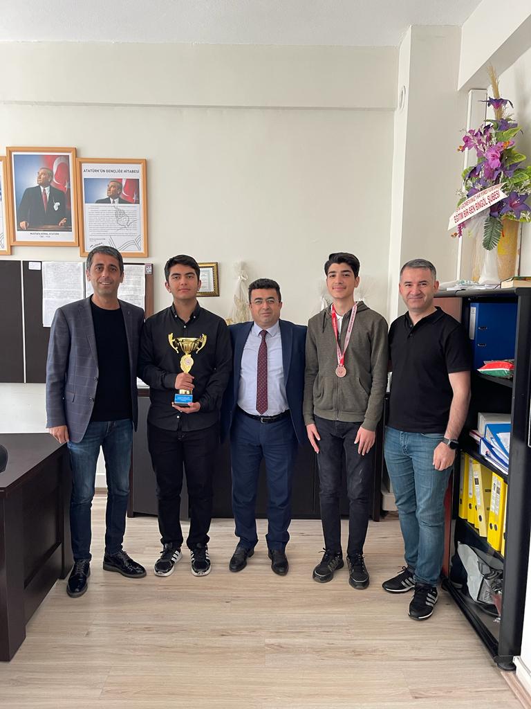 bingolytal's tweet photo. 19 Mayıs Atatürk'ü Anma Gençlik ve Spor Bayramı nedeniyle yapılan Satranç yarışmasında il birincisi olan öğrencimiz Abdulkadir TAŞAR ve il üçüncüsü olan öğrencimiz Recep BUTAKU'yu tebrik ederiz.
@bingolmem
@kadriengin https://t.co/BuYhRfpkxE