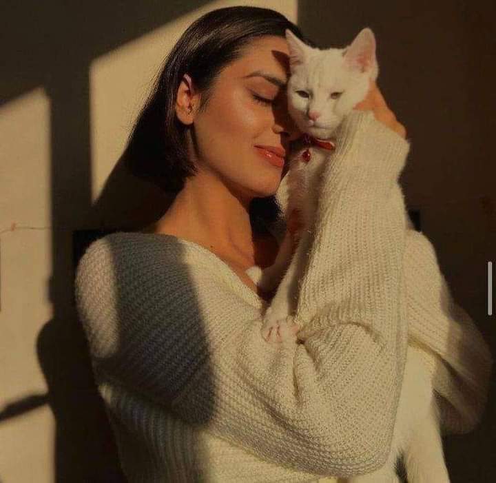 آتے ہیں عیادت کو تو کرتے ہیں نصیحت..
احباب سے غم خوار  ہوا بھی نہیں جاتا..