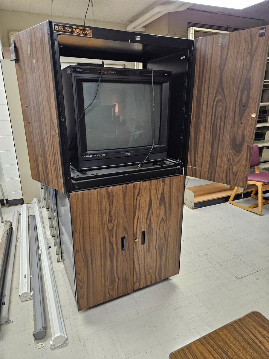 Watson_Library's tweet image. Here is more furniture available at the library!