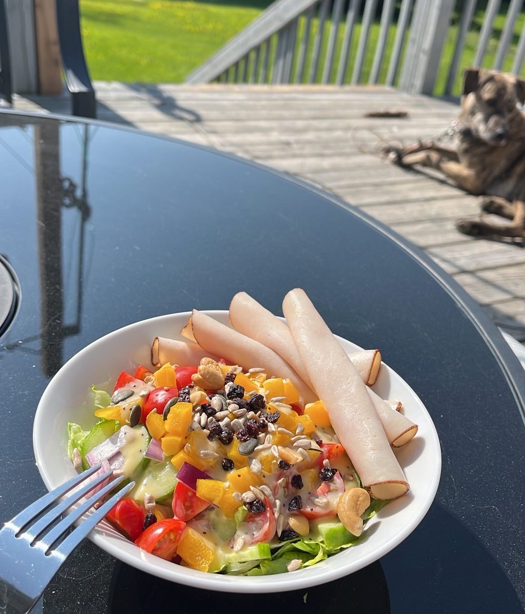 cdtellier's tweet image. Easy post-workout fuel while enjoying some vitamin D!  Hope you made the best of this holiday Monday!😊 #fuelyourbody #easyeats #keepitsimple #cleaneating
